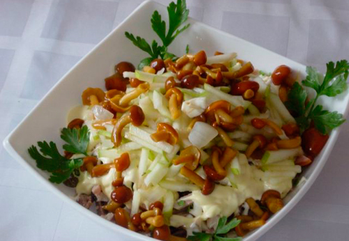Салат с маринованными опятами - пять лучших рецептов