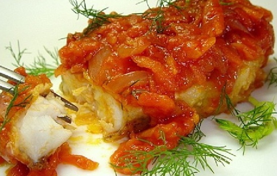 Рыба с помидорами: под овощной «шубкой», сметаной, сыром