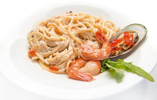 Спагетти с морепродуктами, томатами, сыром, шпинатом и базиликом