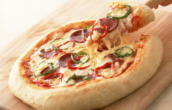Рецепт пиццы с колбасой и сыром – лучшее изобретения итальянской кухни