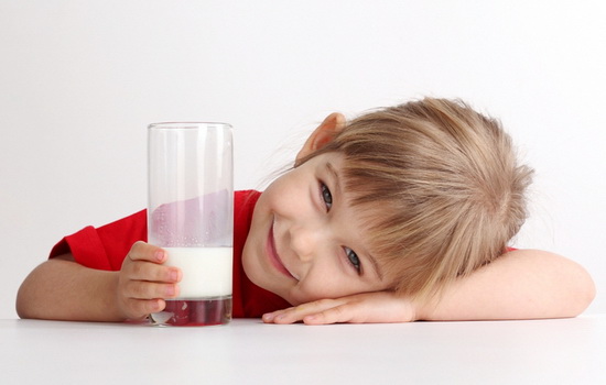 С какого возраста можно давать ребенку молоко