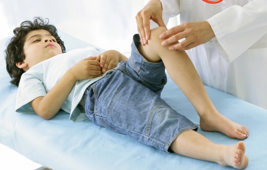 У ребёнка болят колени, почему и что делать - эта проблема может