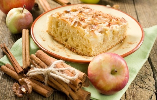 Шарлотка с яблоками и корицей – любимый пирог на новый лад