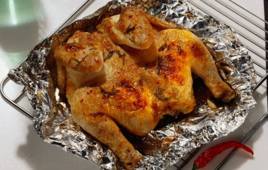 Ароматная и сочная курица в фольге в духовке – быстро, просто и вкусно