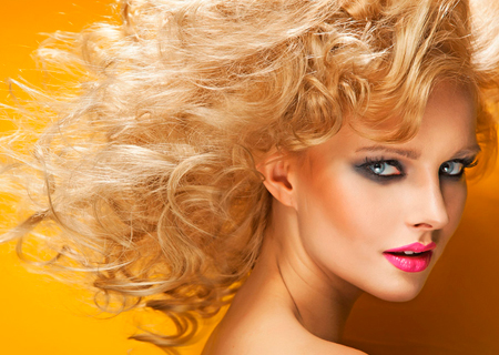 Красим волосы в светлый цвет: как не стать желтой блондинкой?