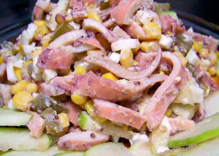 Салат с кальмарами и кукурузой - лучшие рецепты. Как правильно и вкусно приготовить салат с кальмарами и кукурузой.