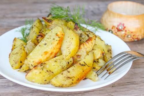 Картофель по-деревенски - праздничное и экономное блюдо!