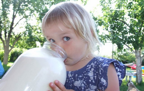 Можно ли козье молоко детям: особенности и рекомендации. В чем польза козьего молока для кормящих мам и для людей с аллергией