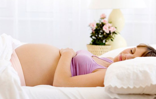 Можно ли беременным спать на спине и на животе? Когда беременным можно спать на спине и на животе