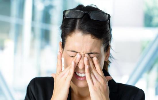Болит глазное яблоко: возможные причины. Что делать, если болит глазное яблоко: лечение