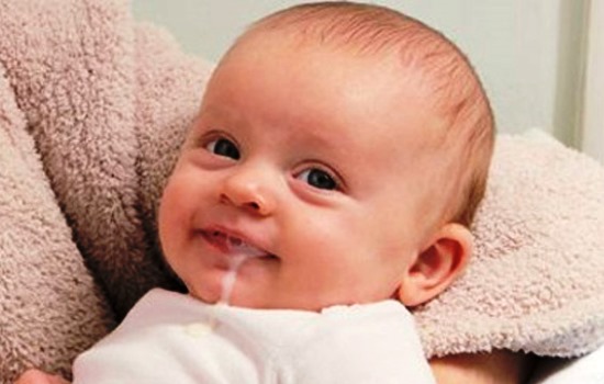 Почему ребенок срыгивает молоко: нормально ли это? Стоит ли беспокоиться, если ребенок срыгнул молоко после кормления грудью