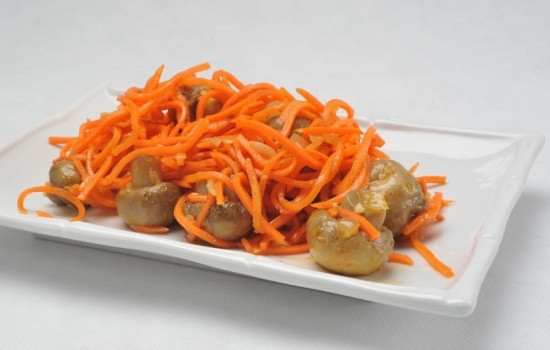 Простое и сложное блюдо – салат с корейской морковью и грибами. Готовим салат: корейская морковь, грибы ... что ещё?