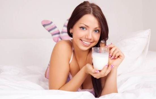 Молоко на ночь: польза питательного продукта. Может ли молоко на ночь принести вред организму, кому его употреблять не рекомендуется?