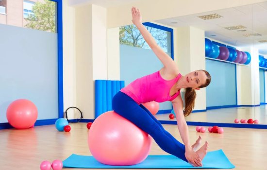 Комплекс действенных упражнений с гимнастическим мячом. Как легко подтянуть свое тело, выполняя упражнения с гимнастическим мячом?