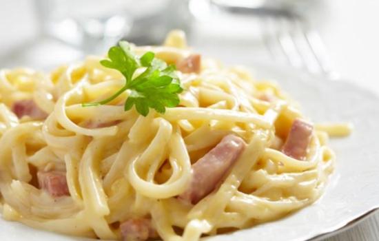 Паста с беконом в сливочном соусе – универсальное итальянское блюдо. Лучшие вариации приготовления пасты с беконом в сливочном соусе