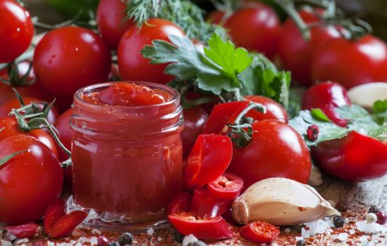 Домашний кетчуп – это полезно и совсем несложно. Интересные рецепты домашнего кетчупа из томатов, перца, крыжовника, яблок, слив и вишен