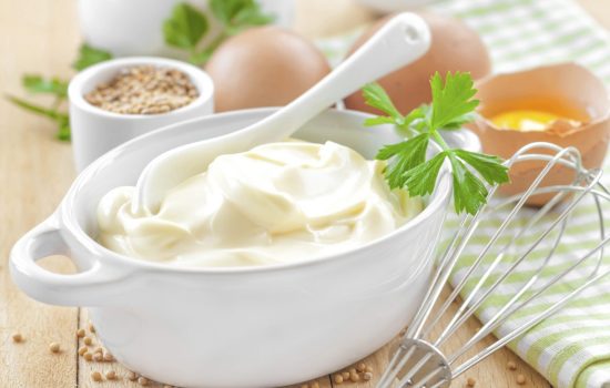 Майонез на молоке – популярный соус французской кухни. Разные майонезы на молоке: с яйцами, крахмалом, мукой и горчицей