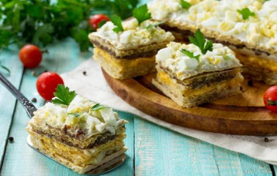 Вафельные торты с селёдкой – аппетитно! Простые вафельные торты с селёдкой и грибами, печенью трески и овощами