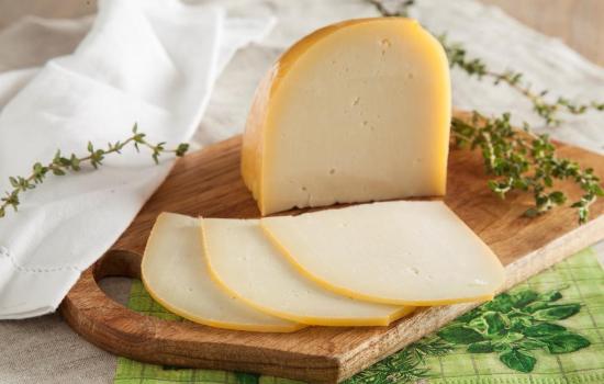 Польза козьего сыра для повседневного и лечебного стола. Что особенного в этом продукте и что можно сказать о вреде козьего сыра