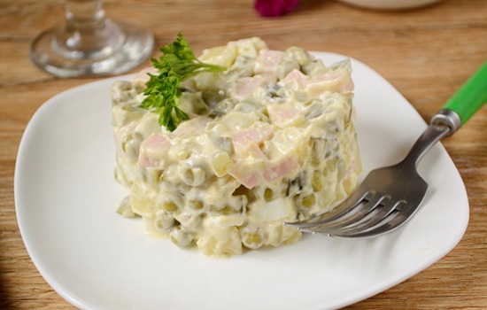 Оливье: самый популярный салат на праздничном столе! Классический салат оливье: пошаговый фото-рецепт с авторскими секретами улучшения вкуса блюда
