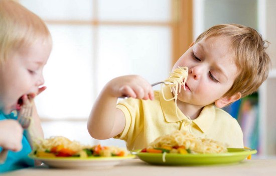 Ребенок плюется едой - что делать? В каких случаях ребенок плюется едой, что делать и как реагировать на подобное поведение?