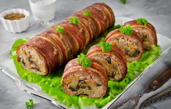 Minced meat roll with mushrooms