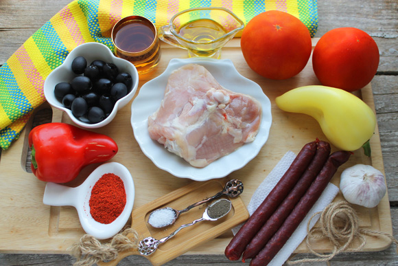 Готовим курицу по-испански: с томатами, вином и копчеными колбасками