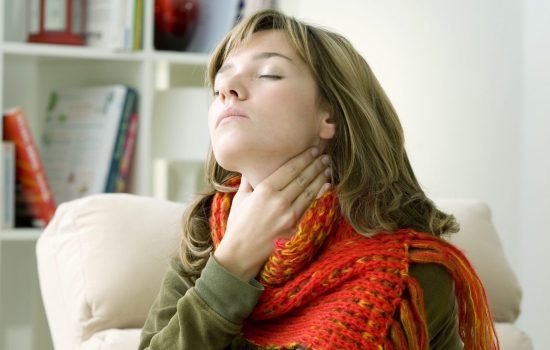 Болит горло: чем лечить в домашних условиях? Мнение врача об эффективности народных средств в лечении боли в горле