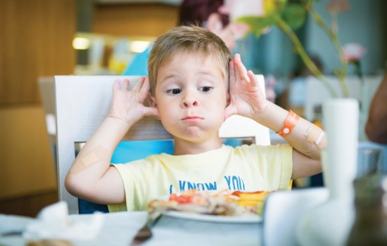 Если ребенок мало ест, привередлив в еде: что делать?