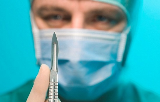 5 невероятных случаев самохирургии: как разные врачи проводили операции на себе