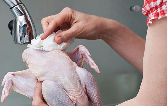 Распространенная ошибка в отношении здоровья, или почему запрещено промывать водой птицу