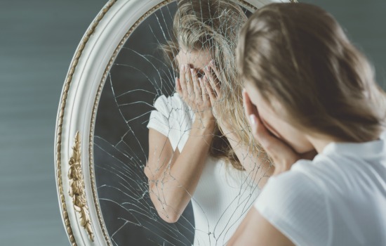 Почему нельзя плакать перед зеркалом: поверья и суеверия. Как нейтрализовать примету