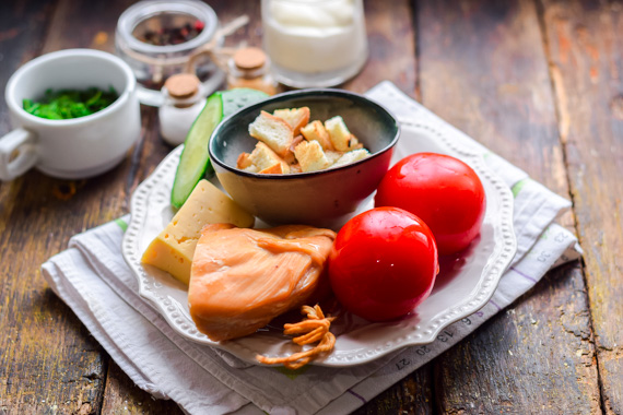 Салат «Малибу» с курицей, сыром и овощами. Попробуйте обязательно!
