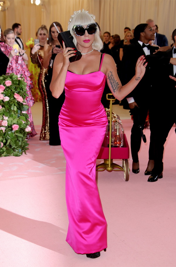 MET GALA 2019: Кэти Перри пришла в люстре, а Леди Гага не смогла выбрать один наряд