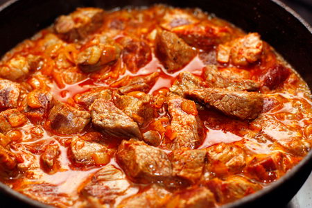 Как приготовить гуляш из говядины с подливкой на сковороде рецепт с фото пошагово вкусно