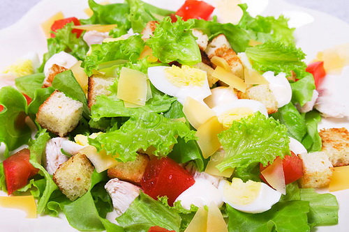 Салат Цезарь - правильные рецепты и ингредиенты. Как готовить соус (заправку) к салату "Цезарь".
