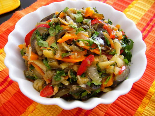 Салаты из баклажанов - лучшие рецепты. Как правильно и вкусно приготовить салат из баклажанов.