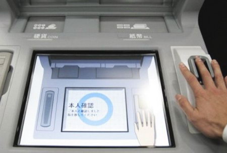 Японцы уже получают деньги из банкоматов с помощью ладони