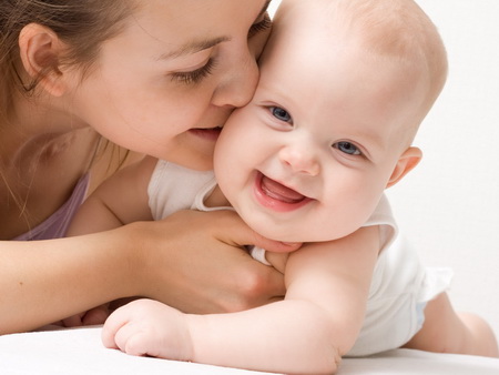 Развитие мозга малыша напрямую зависит от любви и внимания мамы
