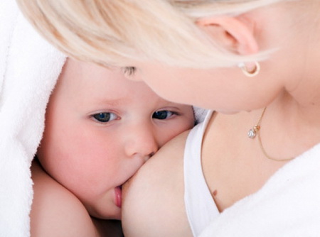 Грудное вскармливание и совместный сон с ребенком полезны для здоровья мамы