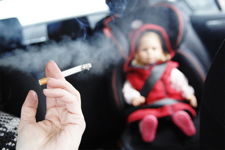 Даже 10 минут в машине курильщика смертельно опасно для ребенка