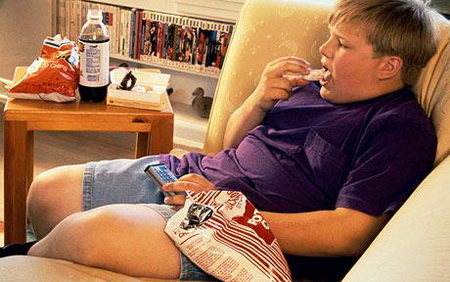Толстые дети более восприимчивы к рекламе продуктов питания