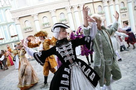 Россиянки готовят к празднику карнавальные костюмы и новые платья