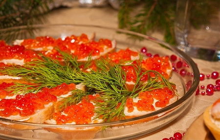 Женское мнение: красная икра остается традиционным деликатесом новогоднего стола
