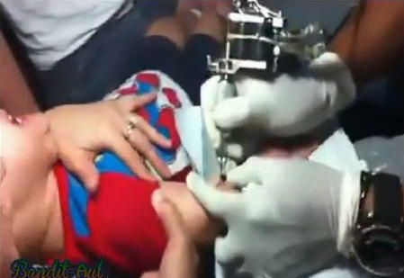 Жестокая мать сделала 3-летнему ребенку татуировку (видео)