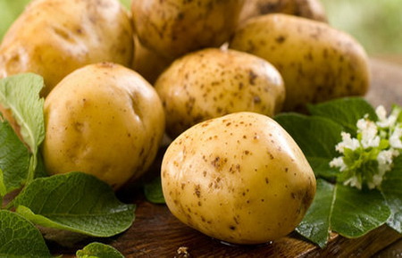 Картофель в мундире содержит витаминов больше, чем фрукты