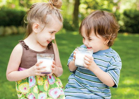 Ученые не рекомендуют обезжиренное молоко детям