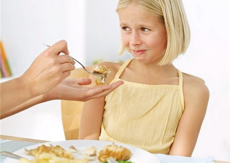 Нельзя заставлять детей доедать всё с тарелки