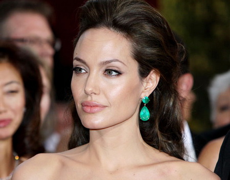 Удалив грудь Анджелина Джоли готовится к новой операции