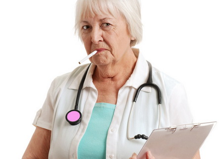 Курящие медработники подрывают систему здравоохранения